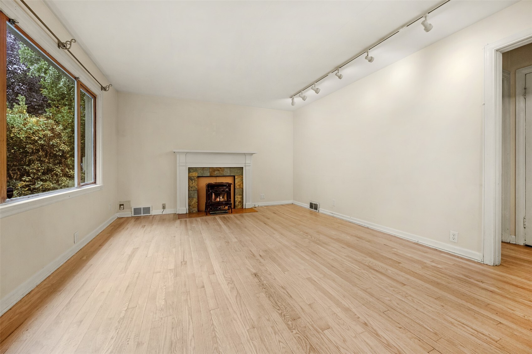 8 W Fulton Street Property Photo 7