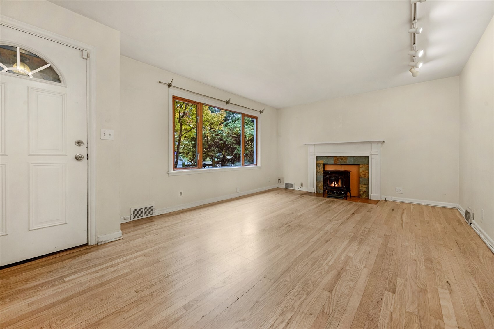 8 W Fulton Street Property Photo 8