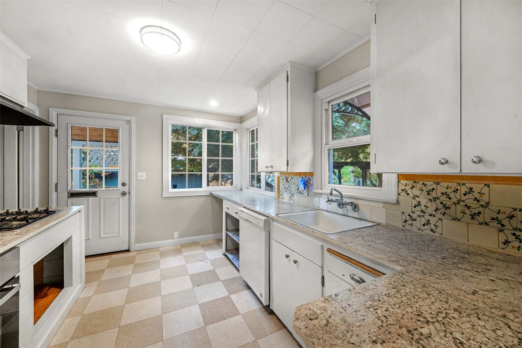 8 W Fulton Street Property Photo 10