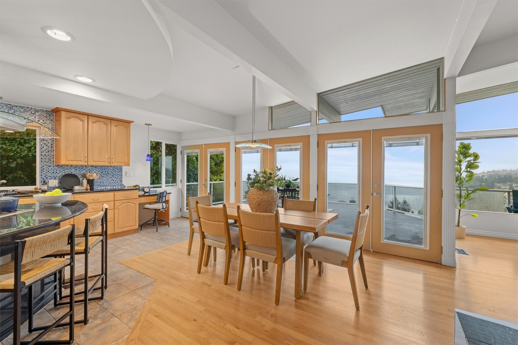 12822 Shorecrest Drive Property Photo 9