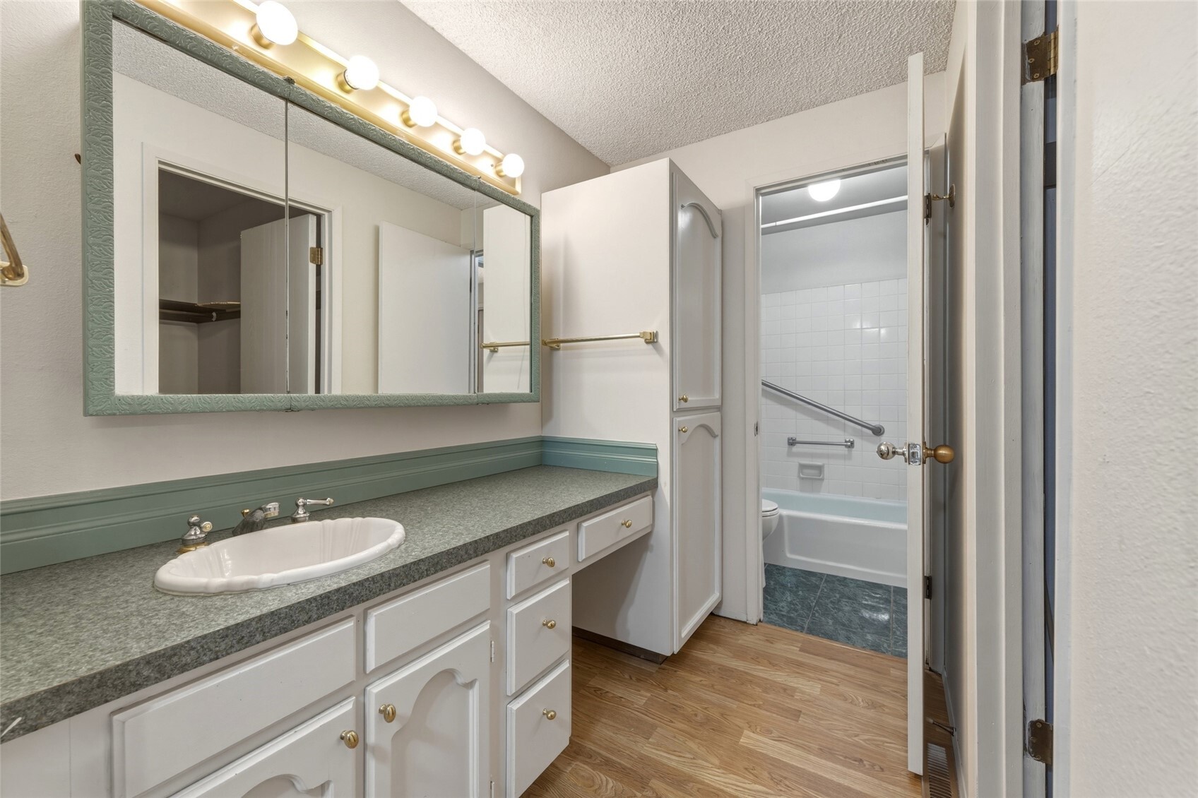 601 Village Way 13 Property Photo 23