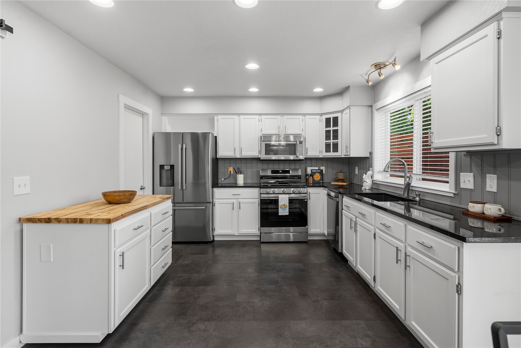 3833 Antsen Street Property Photo 10
