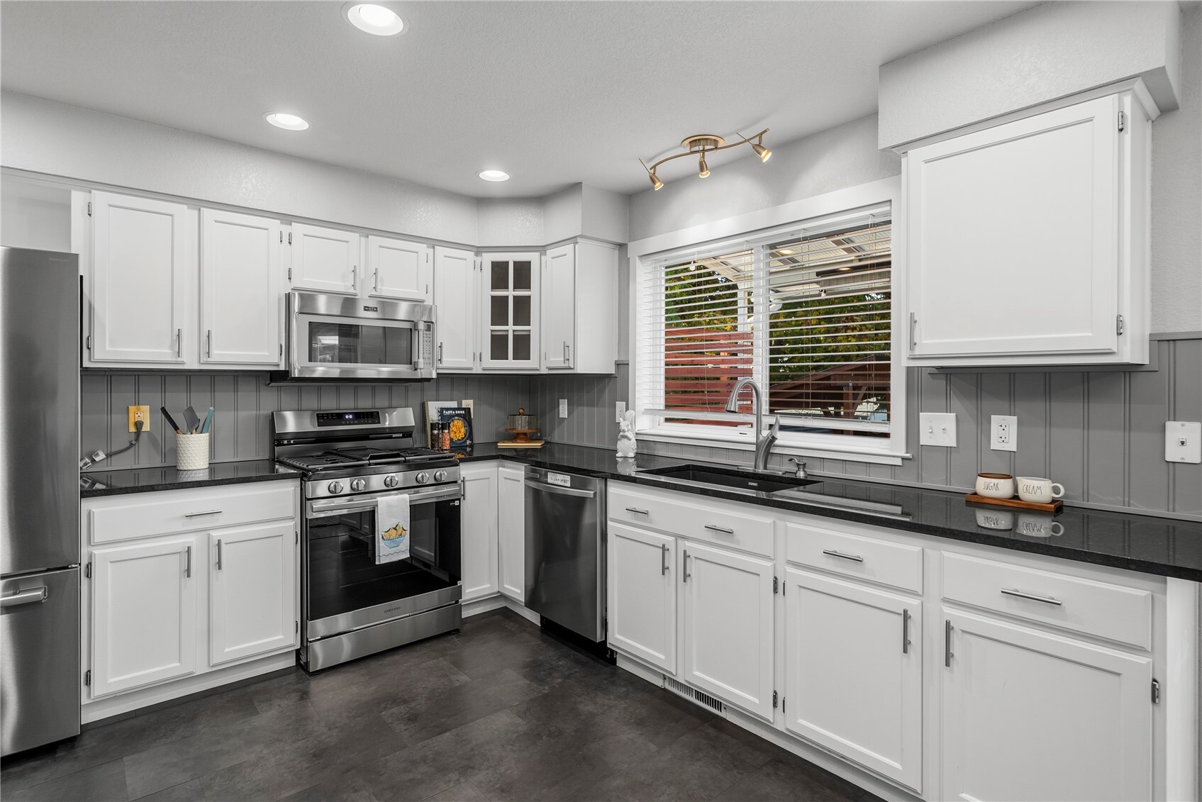 3833 Antsen Street Property Photo 11