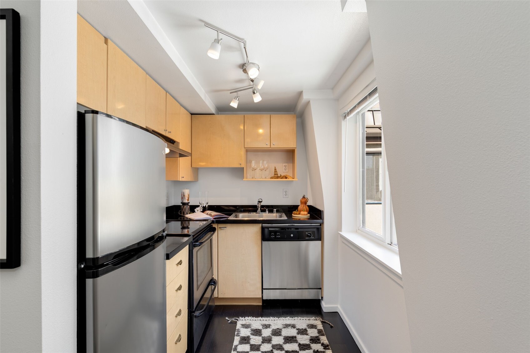 425 Vine St 721 Property Photo 12