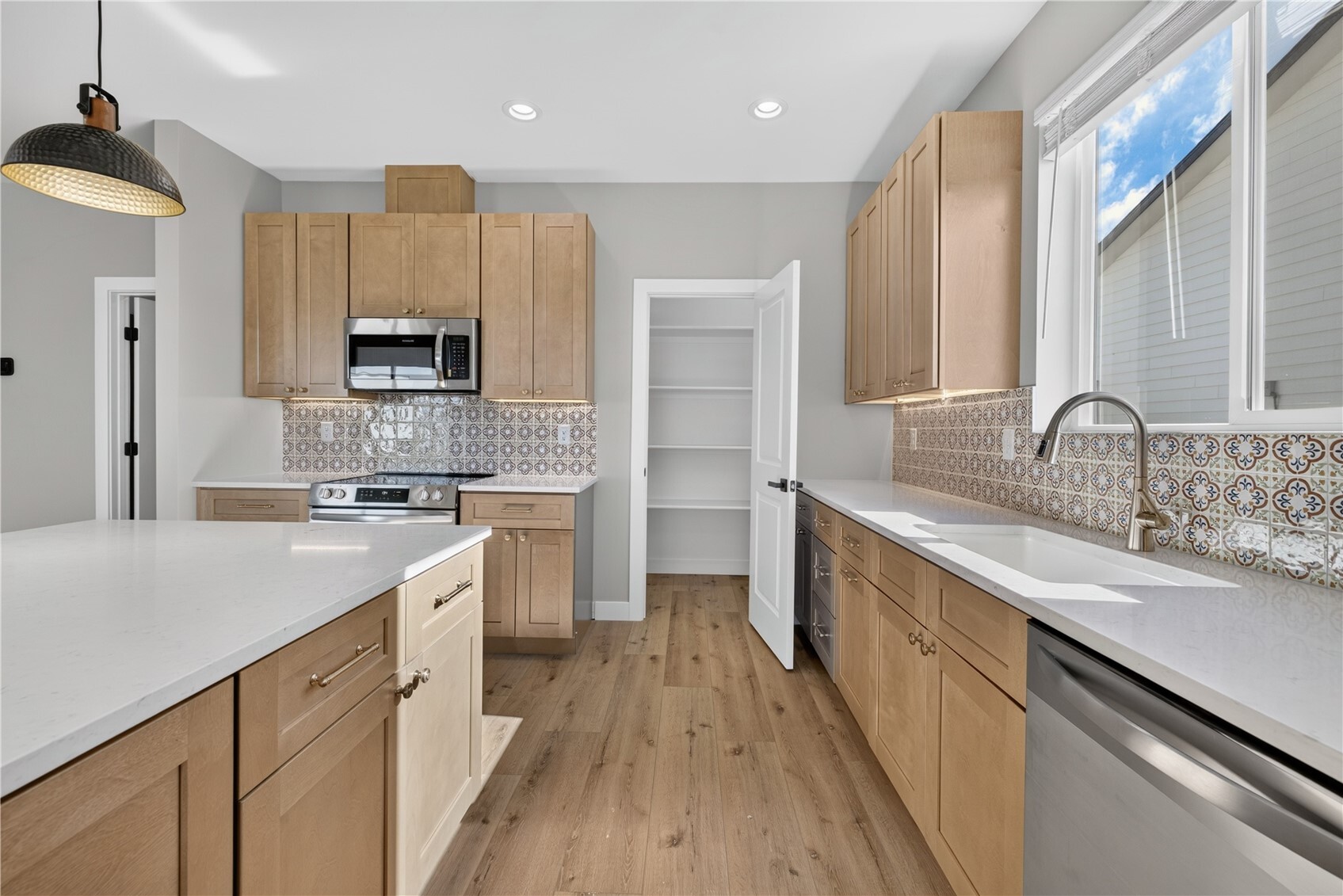 305 Hogan Street Property Photo 8