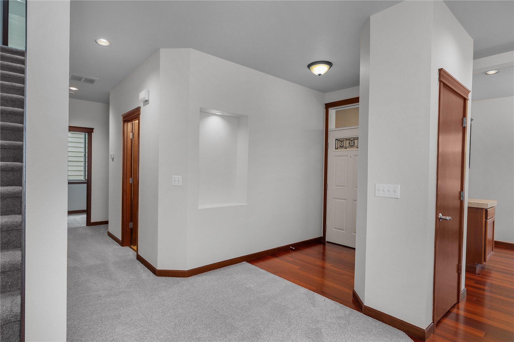 8703 28th Way Property Photo 4