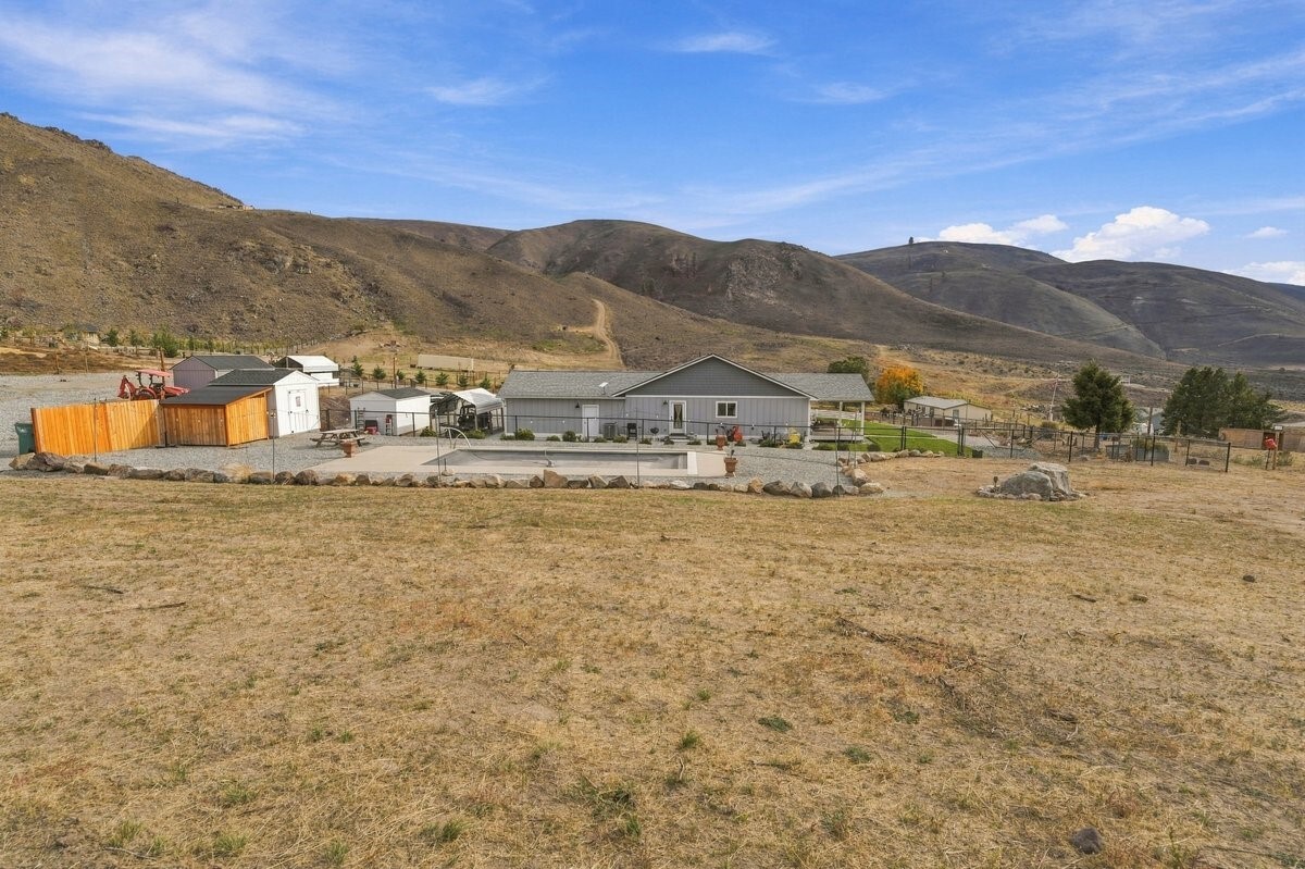 9 Buyas Drive Property Photo 4