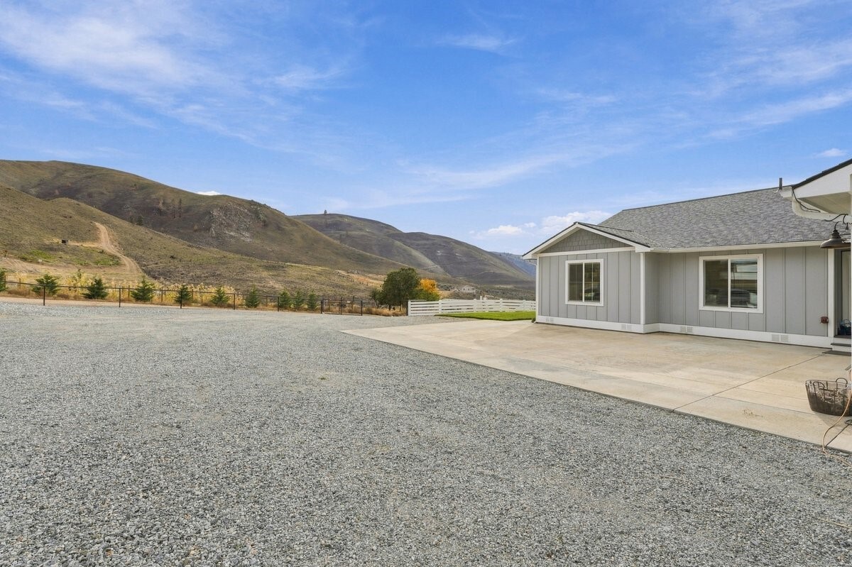9 Buyas Drive Property Photo 6
