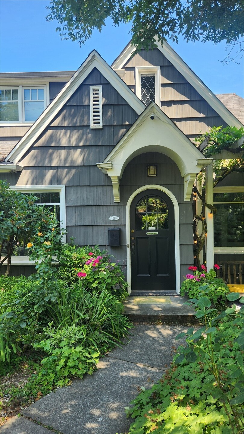 1210 25th Avenue Property Photo 2