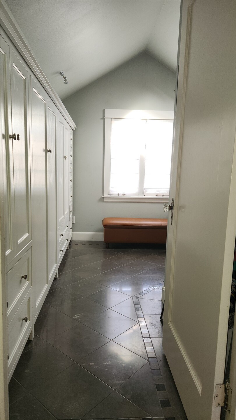 1210 25th Avenue Property Photo 4