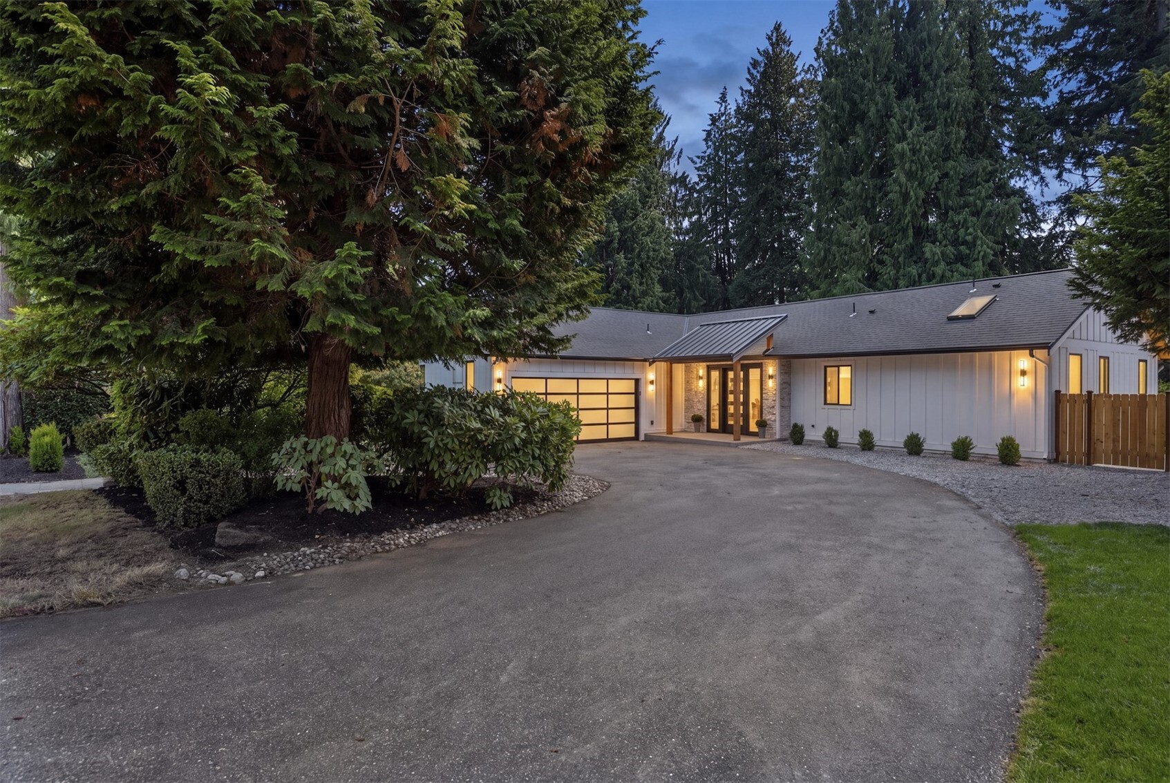 15729 Larch Way Property Photo 4