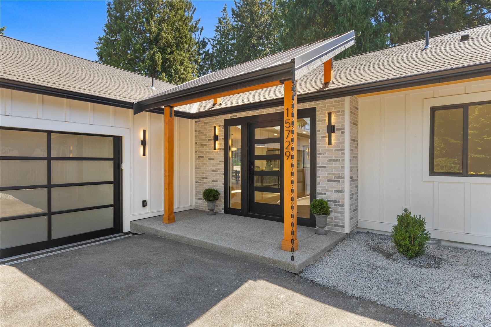 15729 Larch Way Property Photo 6
