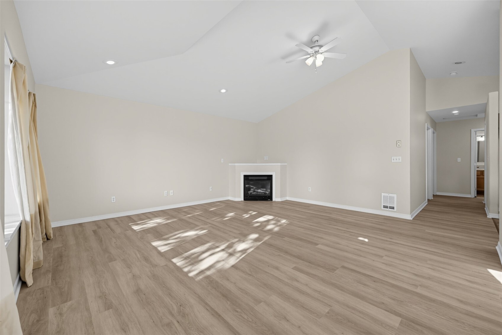 666 Island Circle Property Photo 5