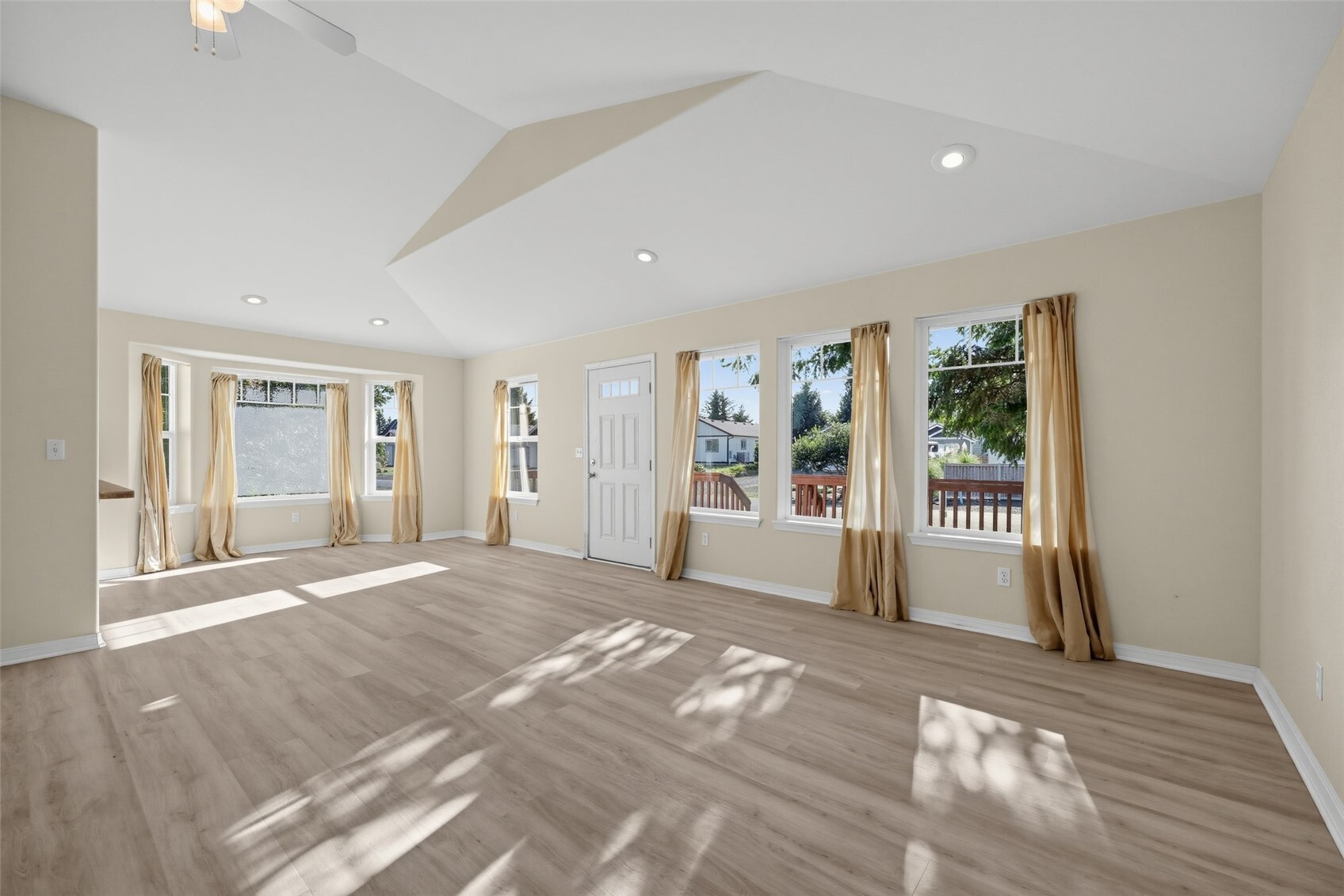 666 Island Circle Property Photo 8