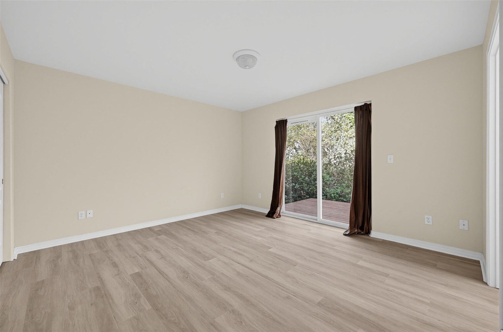 666 Island Circle Property Photo 21