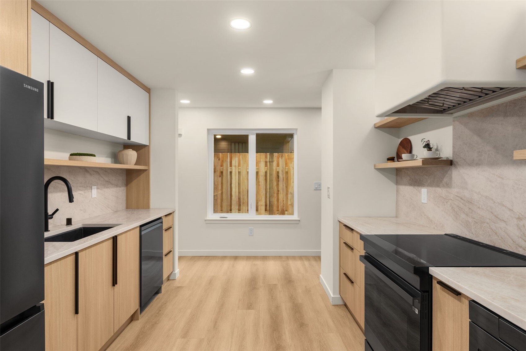 14039 Densmore Avenue Property Photo 6