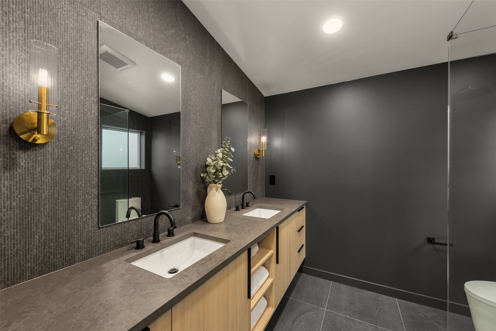 14039 Densmore Avenue Property Photo 17