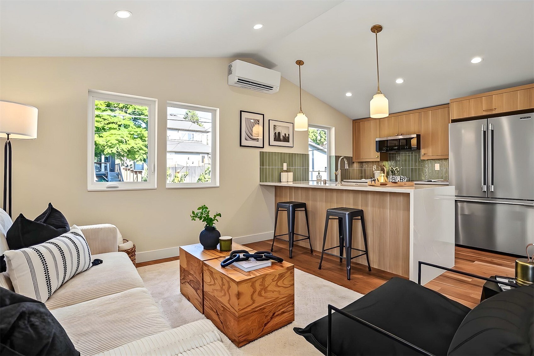 2412 Queen Ann Avenue Property Photo 2