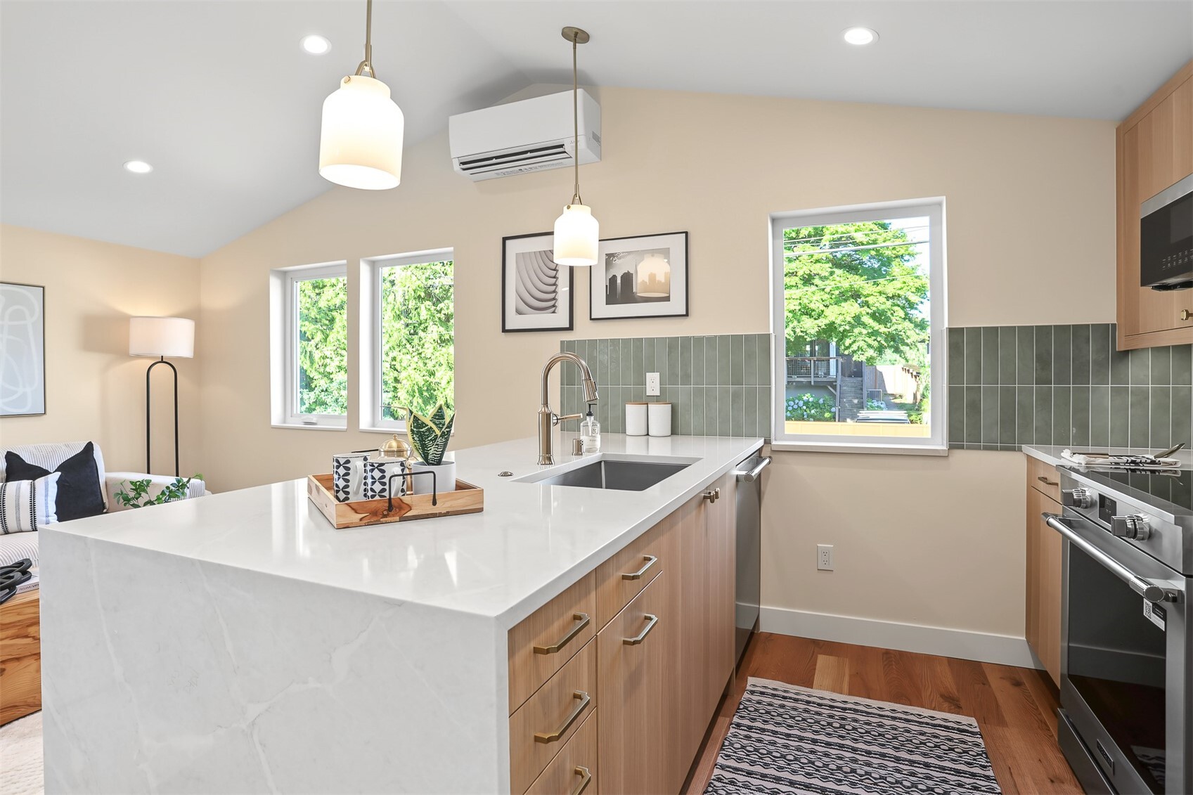 2412 Queen Ann Avenue Property Photo 8