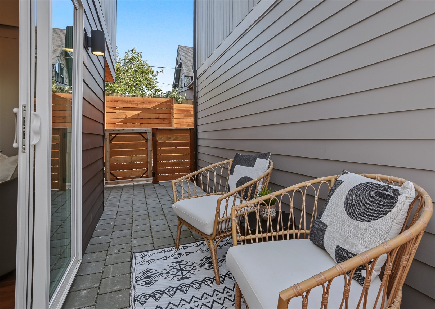 2412 Queen Ann Avenue Property Photo 25