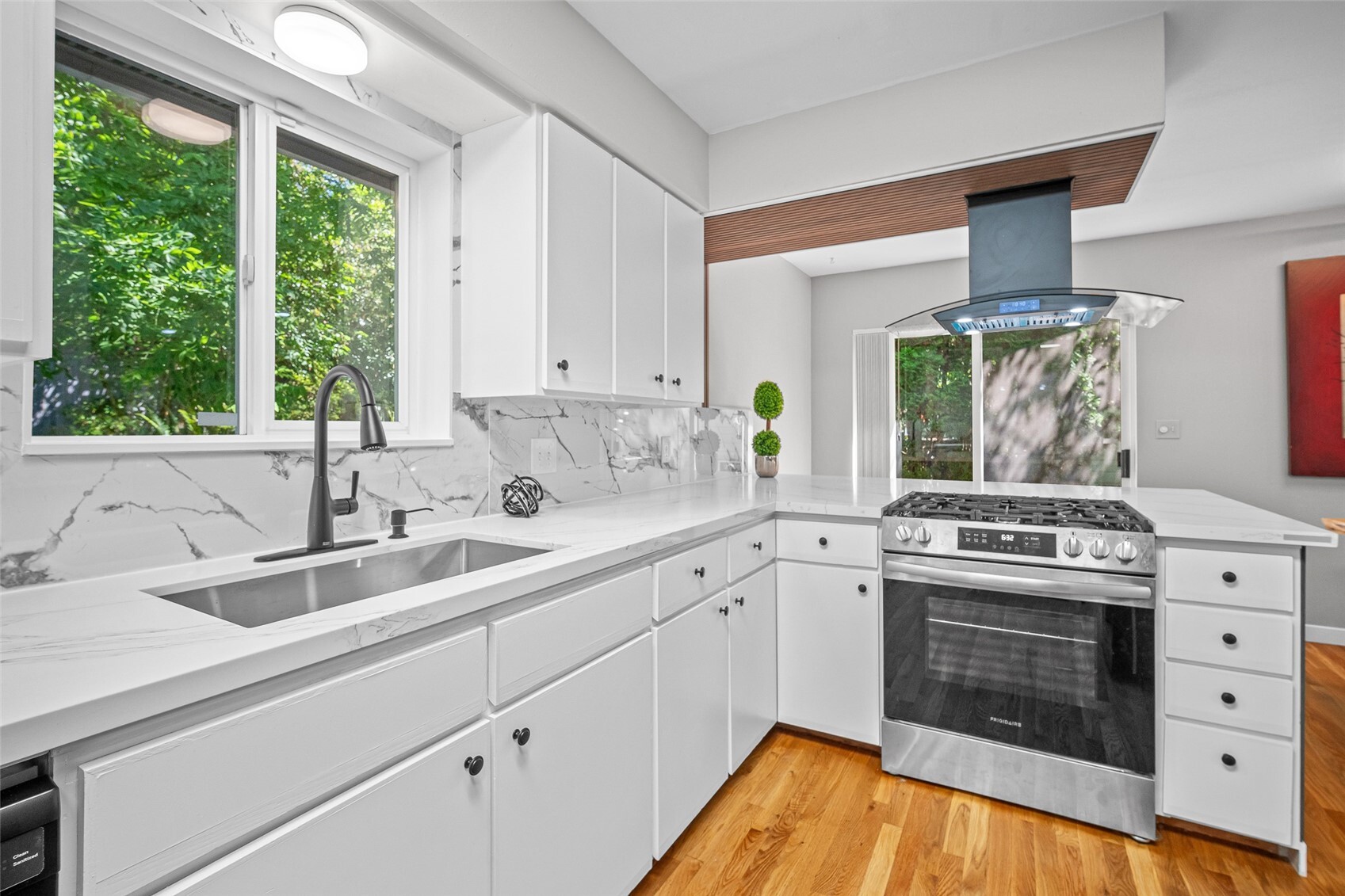 1216 E Clearbrook Drive Property Photo 4