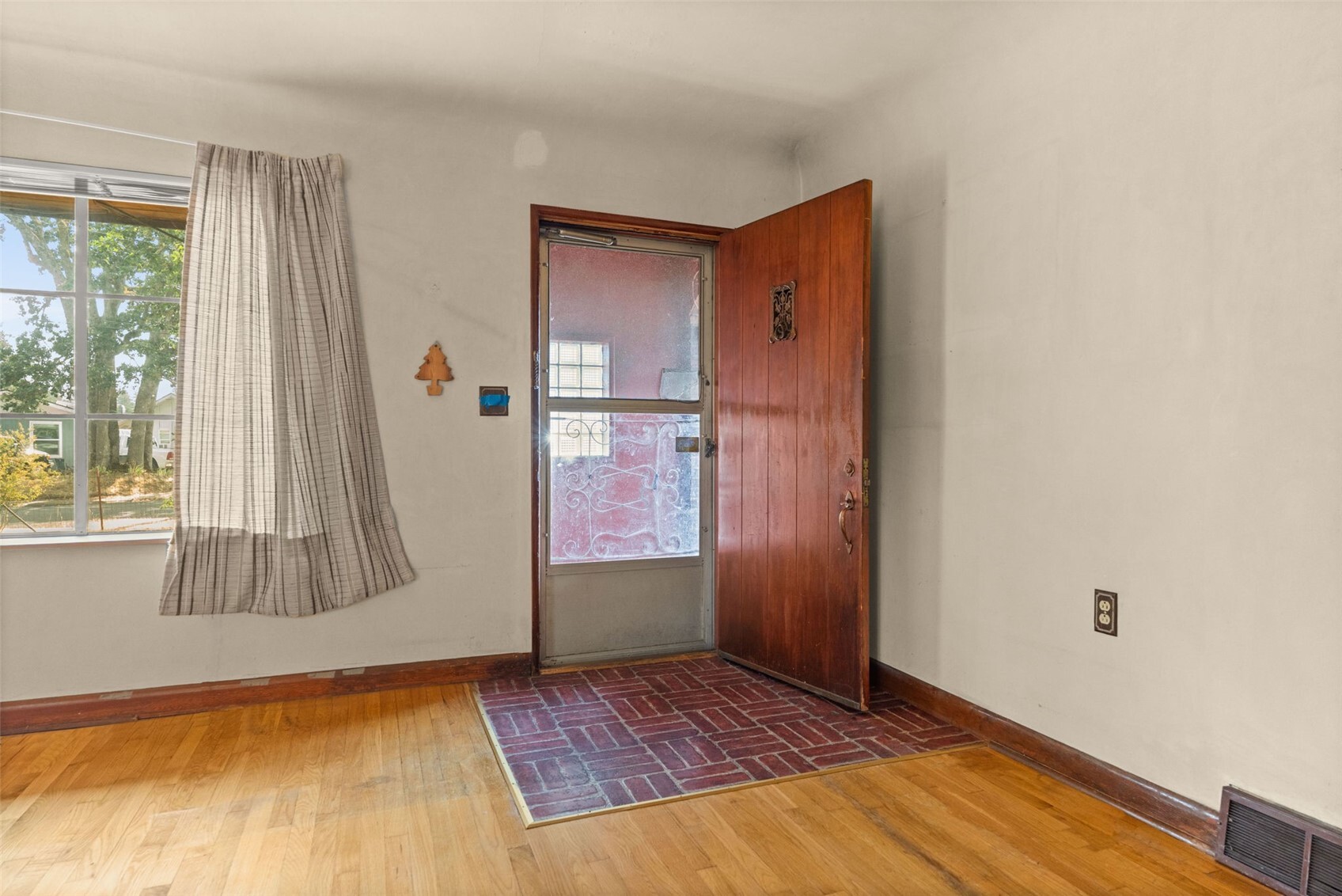 15202 Washington Avenue Property Photo 11