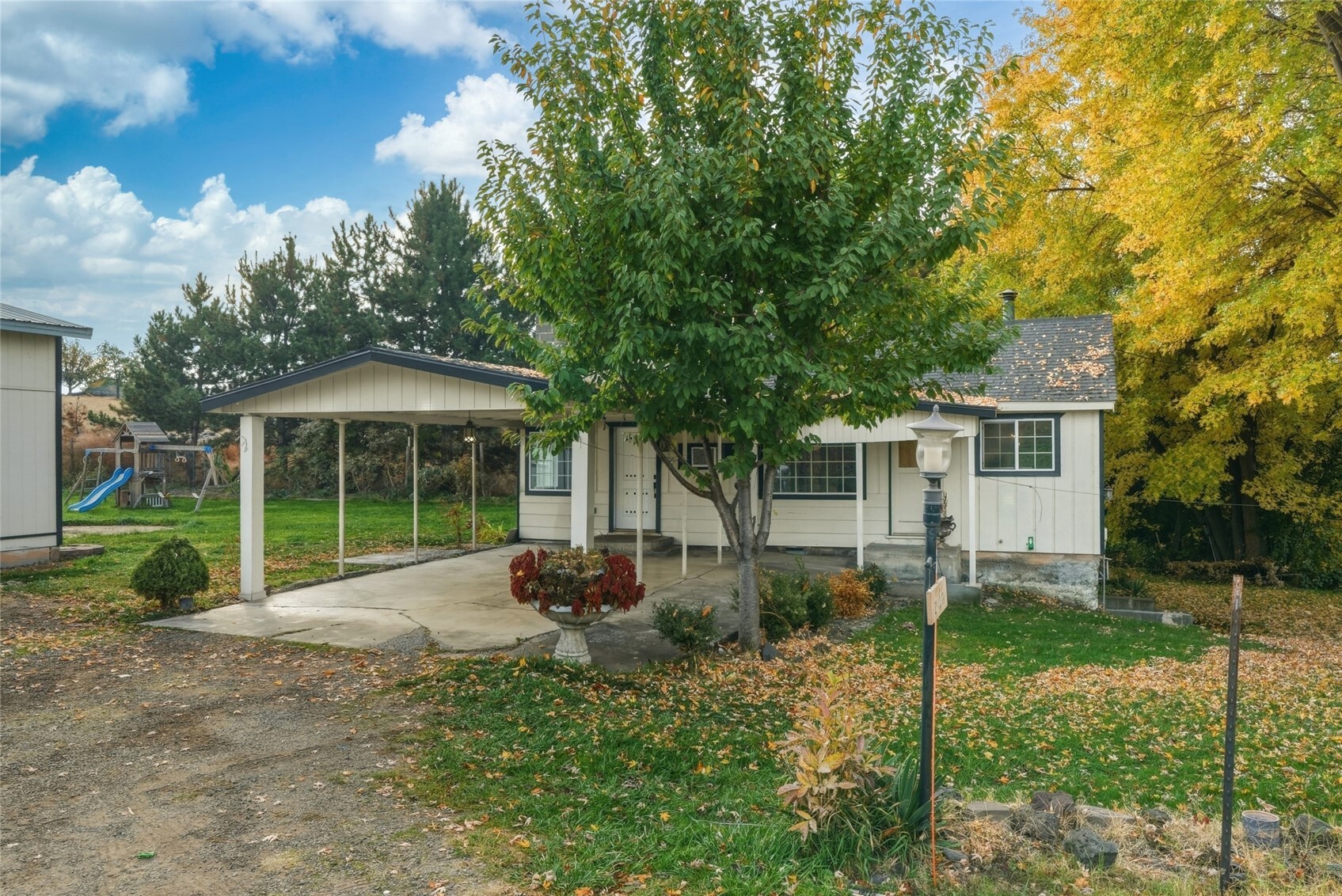 85183 Highway 11 Property Photo 3