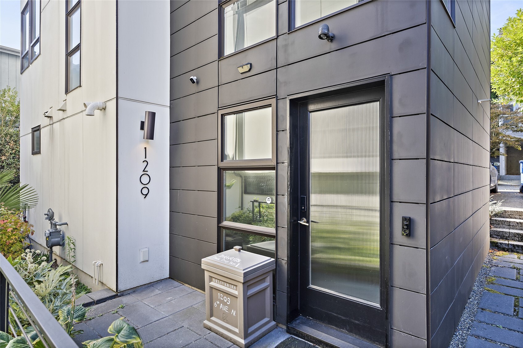 1209 6th Avenue Property Photo 1