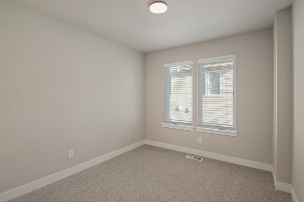 6613 S 128th Street Property Photo 16