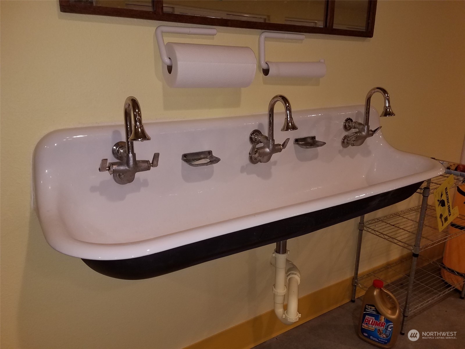 1377 Hining Road Property Photo 3