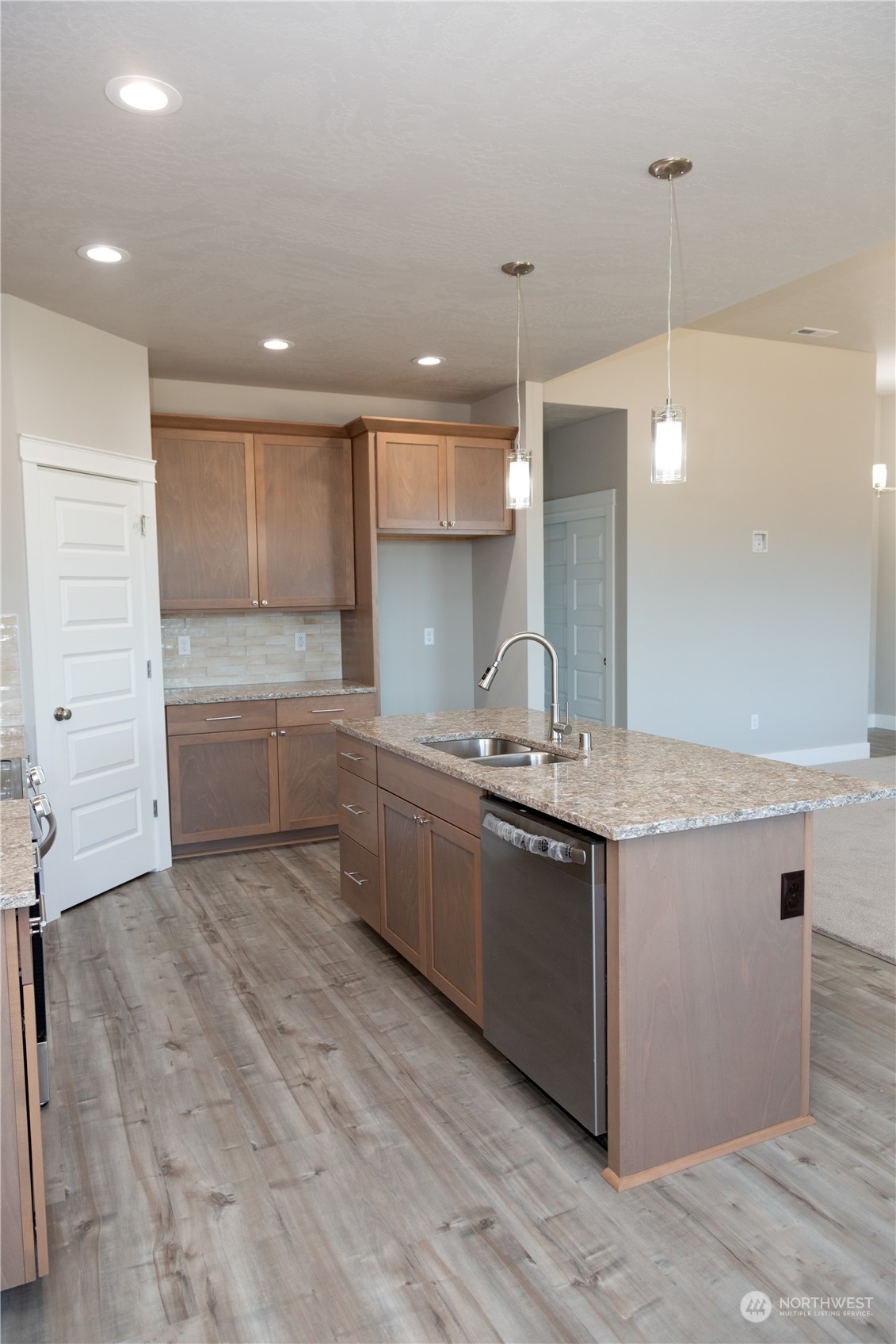 1102 E Cascade Street Property Photo 2