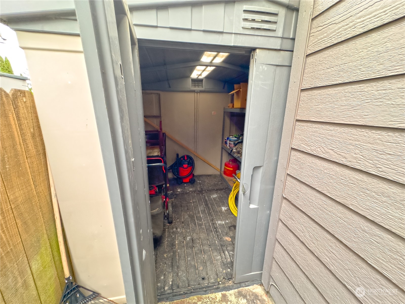 977 Graham Avenue Property Photo 4