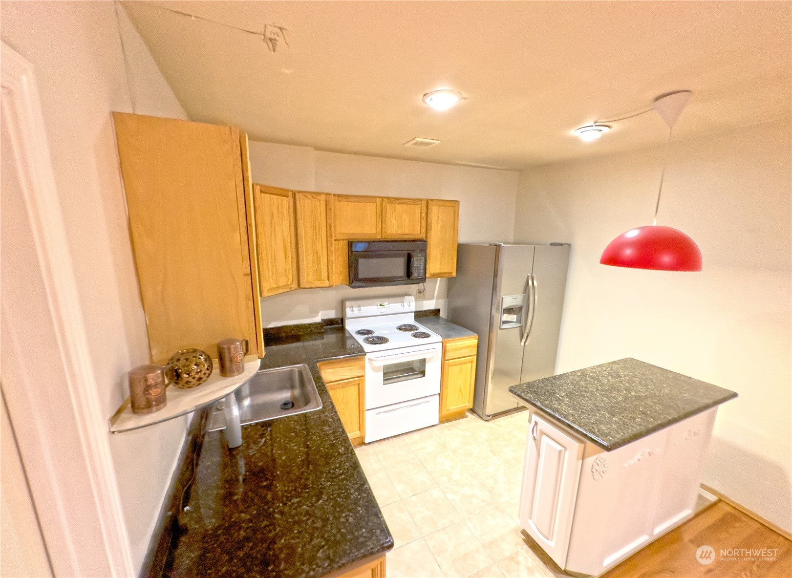 977 Graham Avenue Property Photo 7