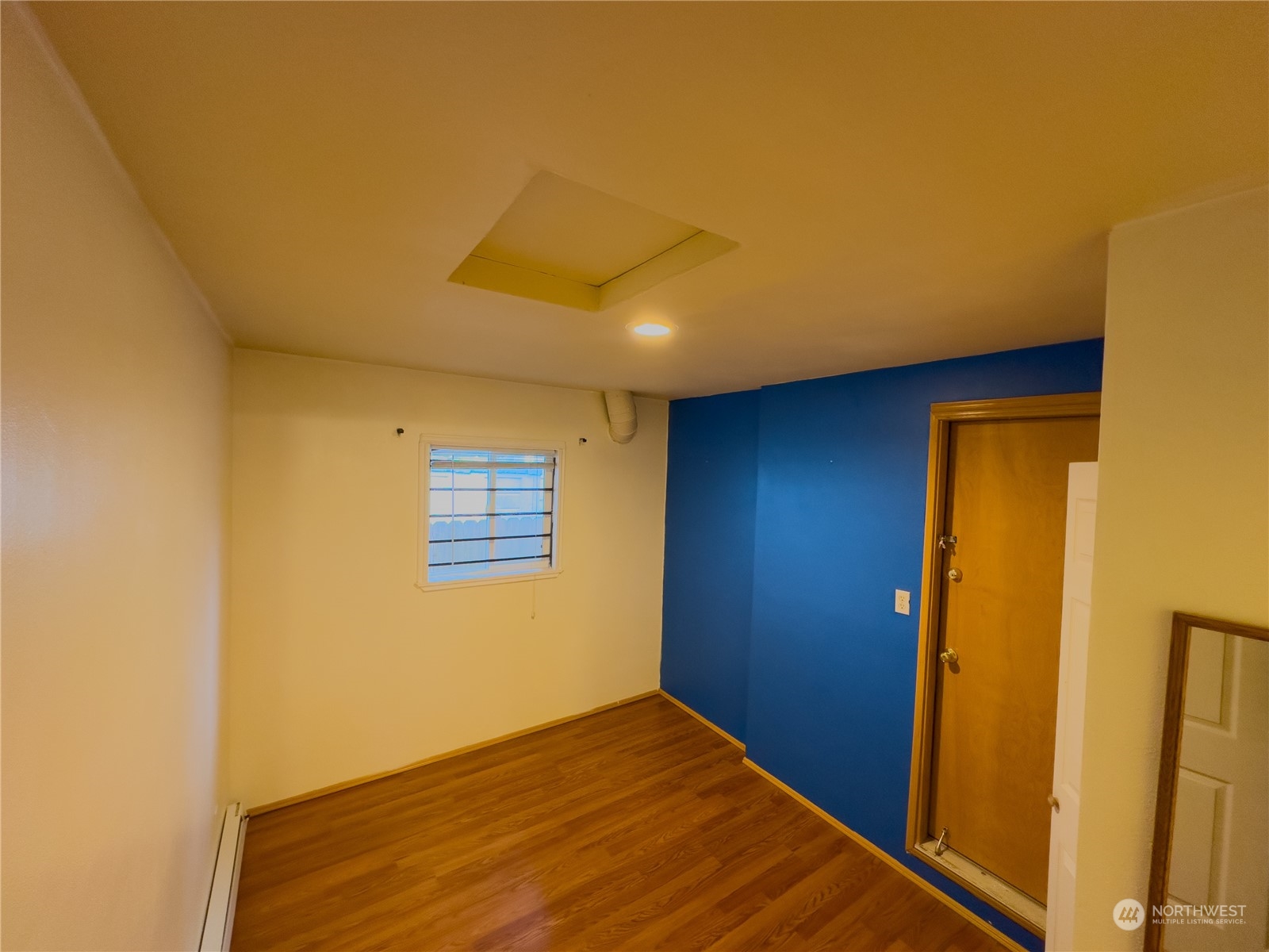 977 Graham Avenue Property Photo 8
