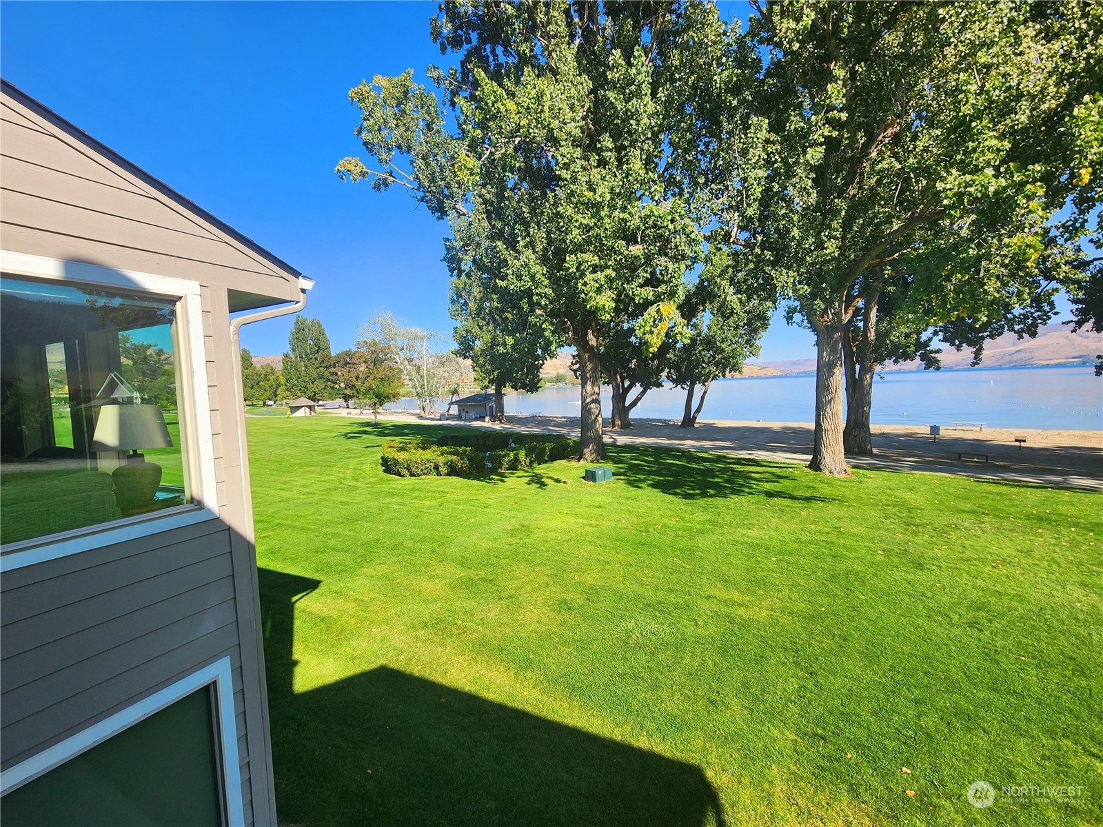 1 Beach 549-i Property Photo 3