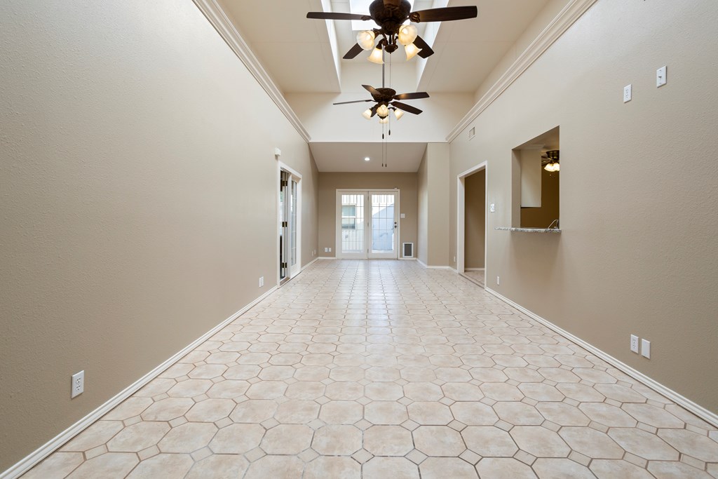 925 Ne Sartain Property Photo 3