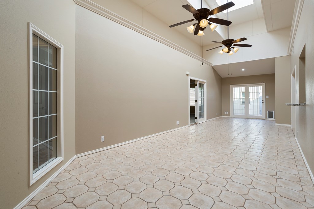 925 Ne Sartain Property Photo 4