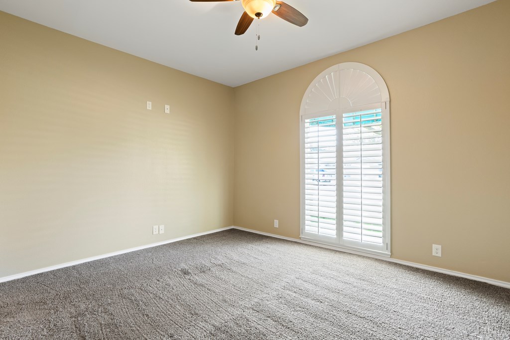 925 Ne Sartain Property Photo 9
