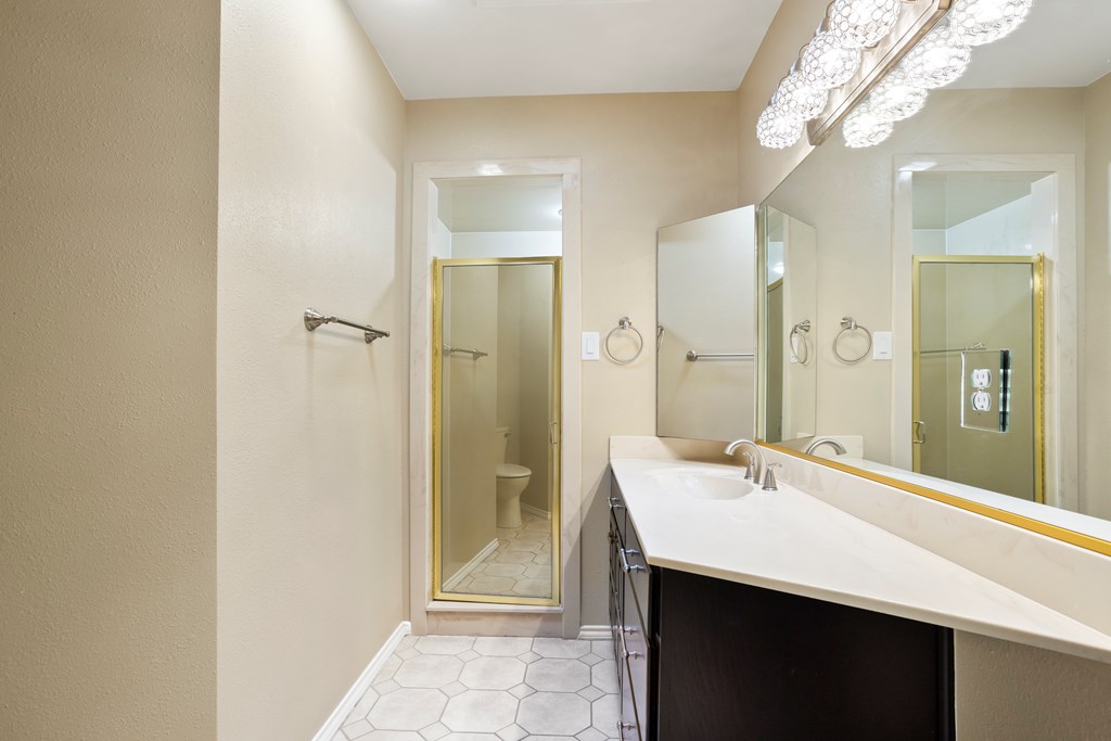925 Ne Sartain Property Photo 10