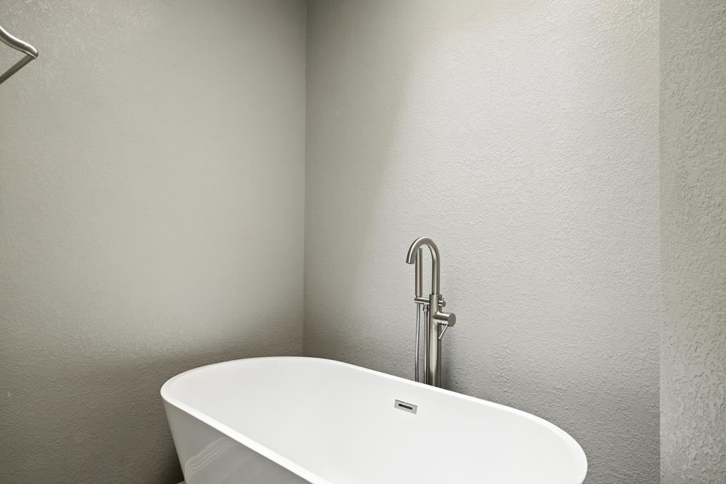 925 Ne Sartain Property Photo 26