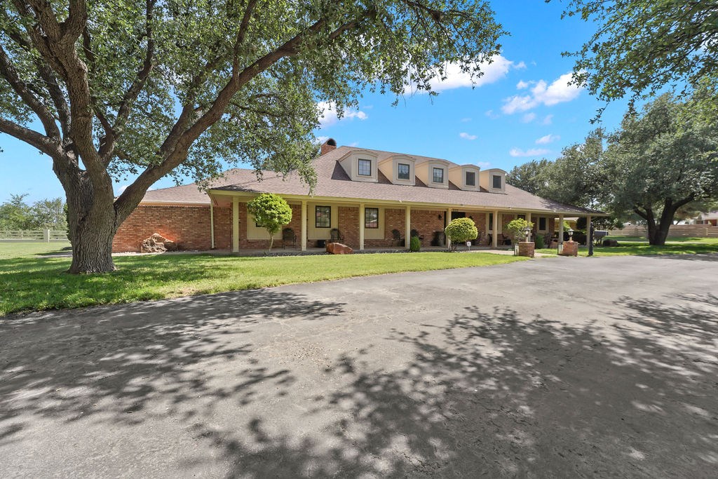 2211 Oaklawn Dr. Property Photo 3