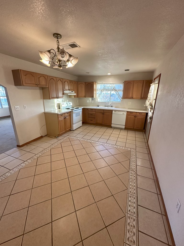 11 Los Ranchos Estates Property Photo 10