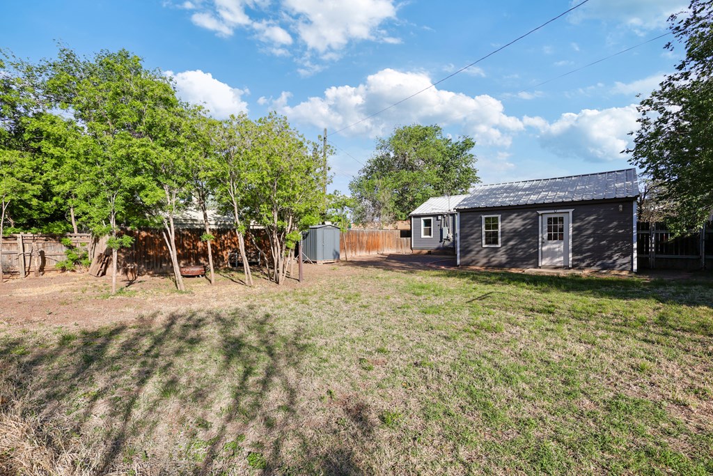 705 E Ave E Property Photo 18