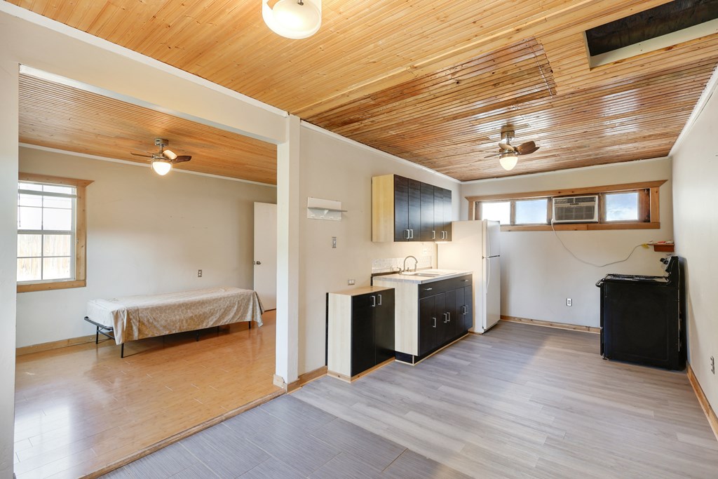 705 E Ave E Property Photo 19