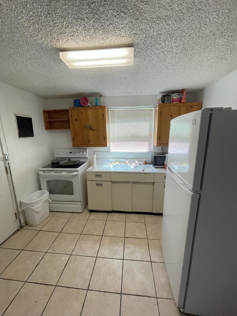 805 E Holland Avenue Property Photo 6