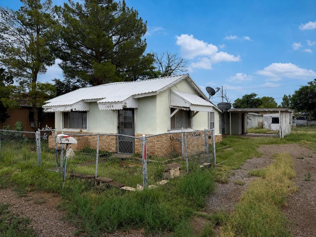 1404 E Ave F Property Photo 1