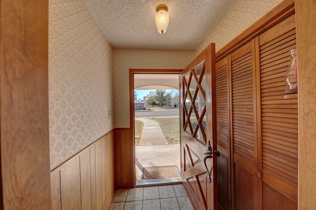 209 E Marfa Ave Property Photo 2