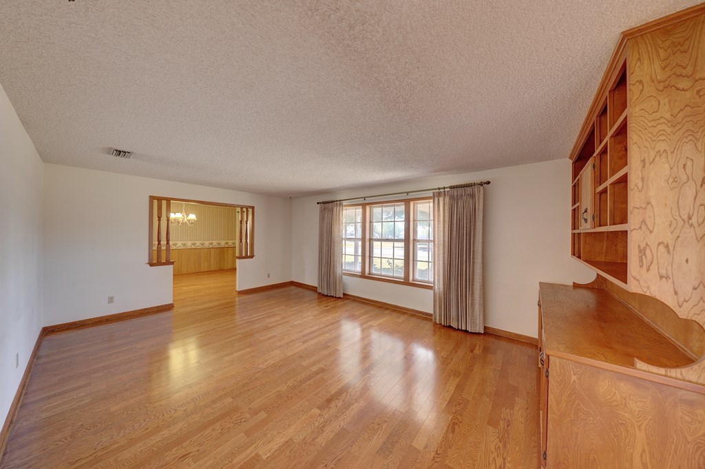 209 E Marfa Ave Property Photo 3