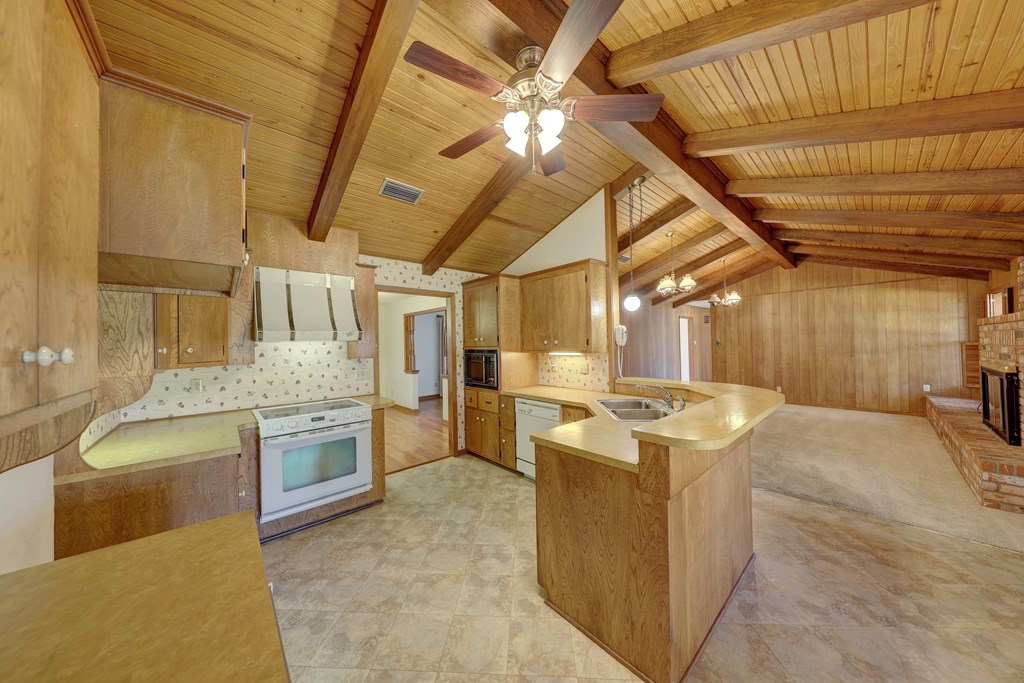209 E Marfa Ave Property Photo 8