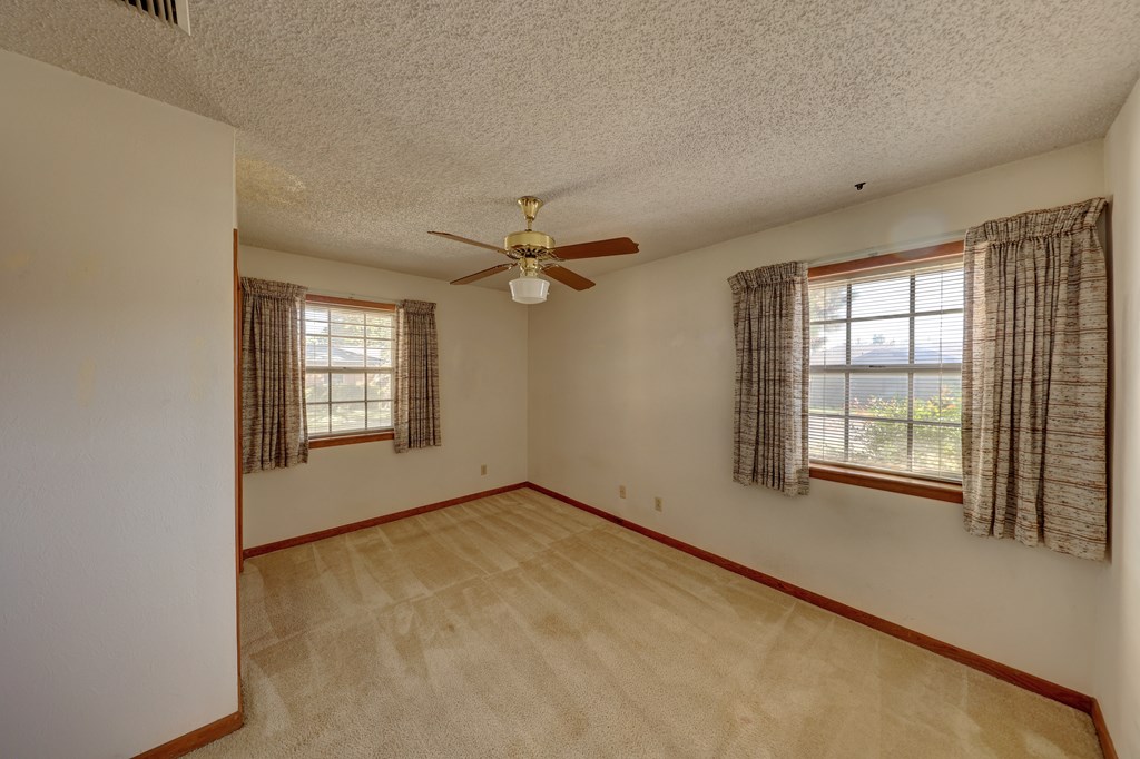 209 E Marfa Ave Property Photo 13